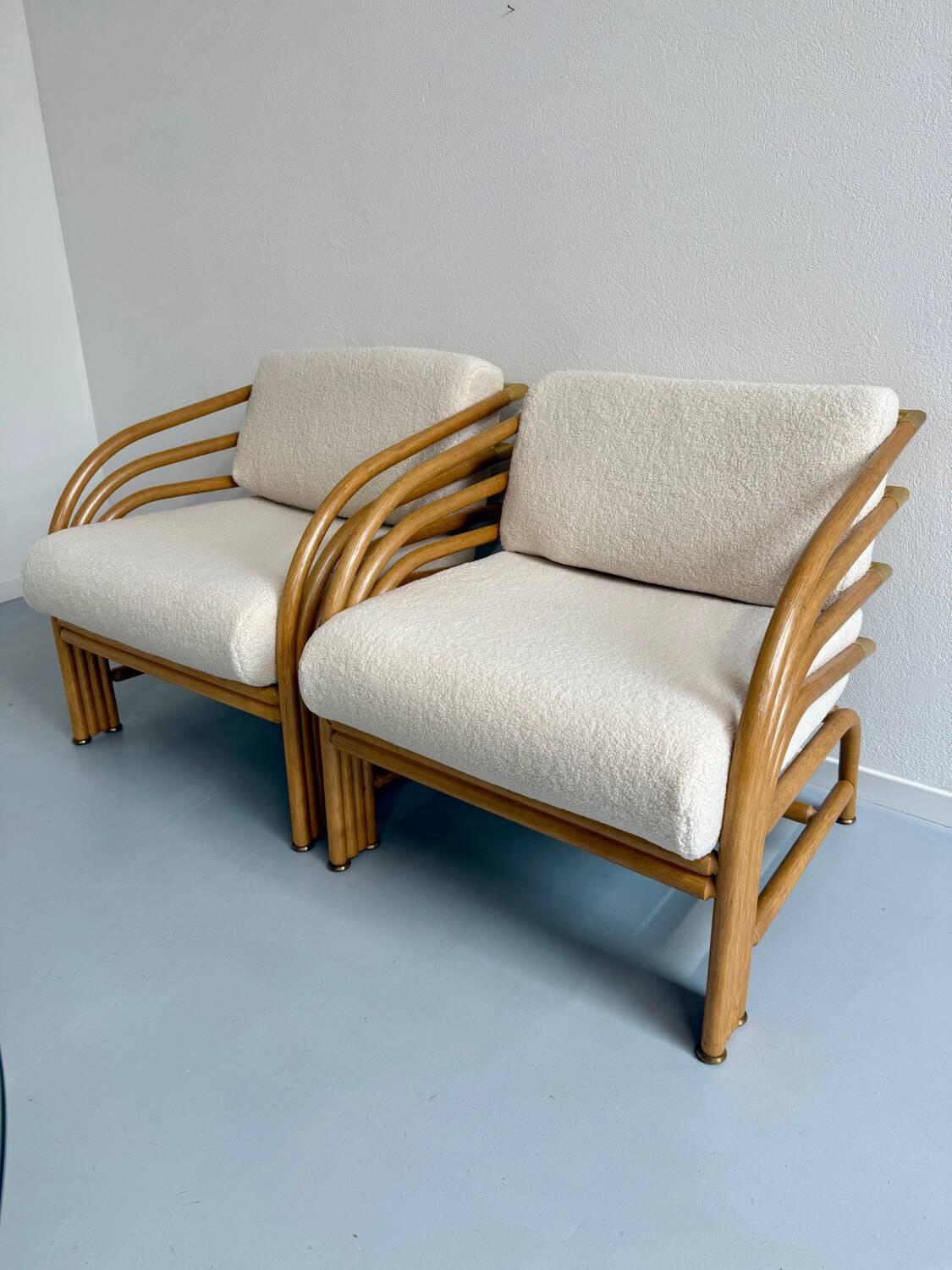 Complete living room with rattan sofa and white bouclette, brass finish, 80's design