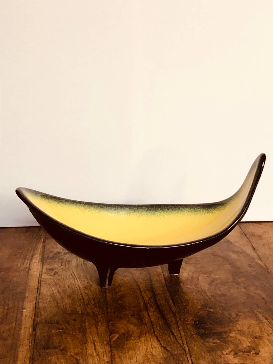 Large Céramidi tripod cup. Yellow and black. Signature incised Céramidi