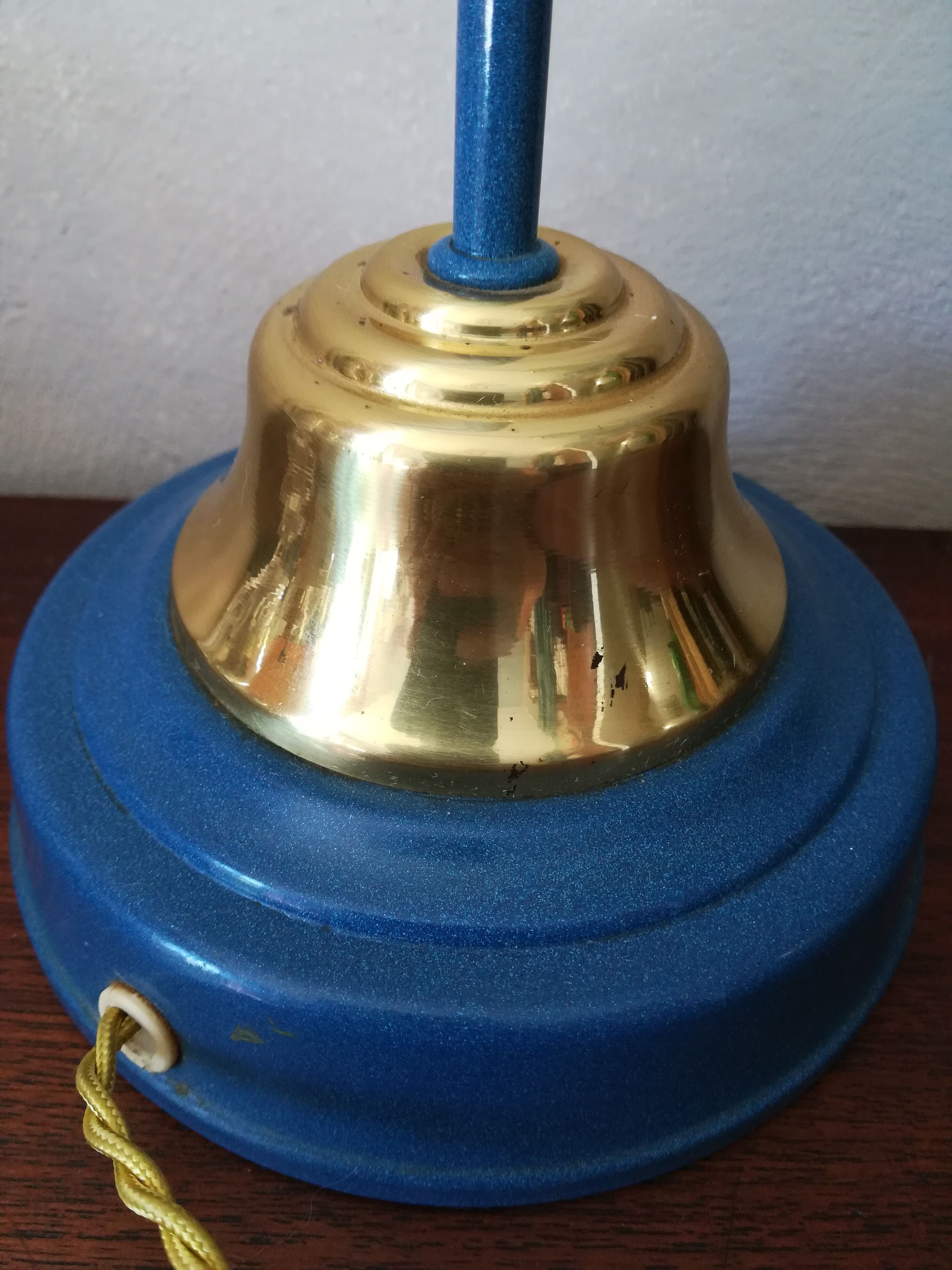 Enamelled metal swan collar lamp