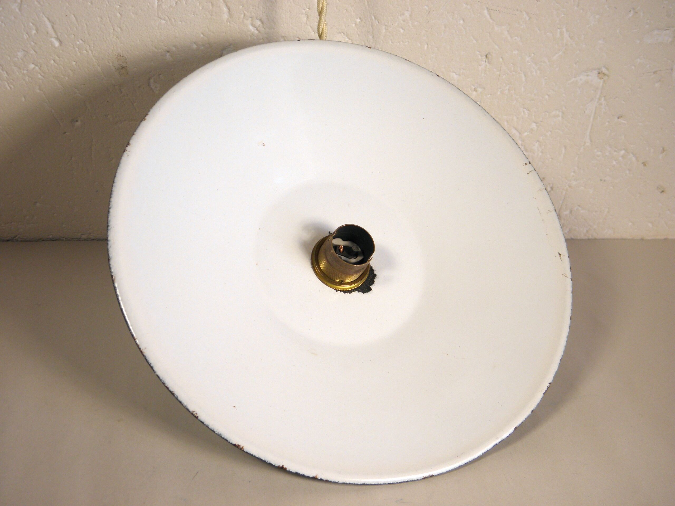 Enamelled sheet metal suspension