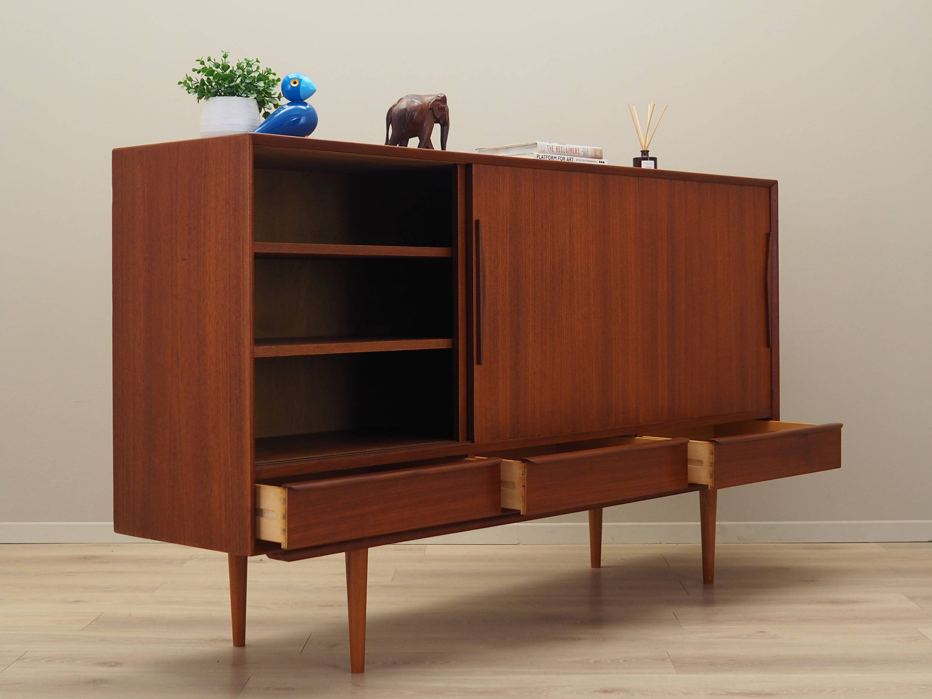 Buffet haut en teck, design danois, années 1960, production : Danemark