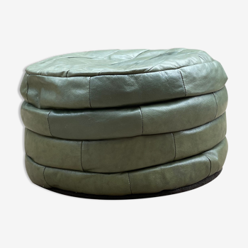 Round pouf in English green leather