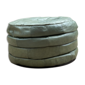 Round pouf in English green leather