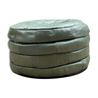 Round pouf in English green leather