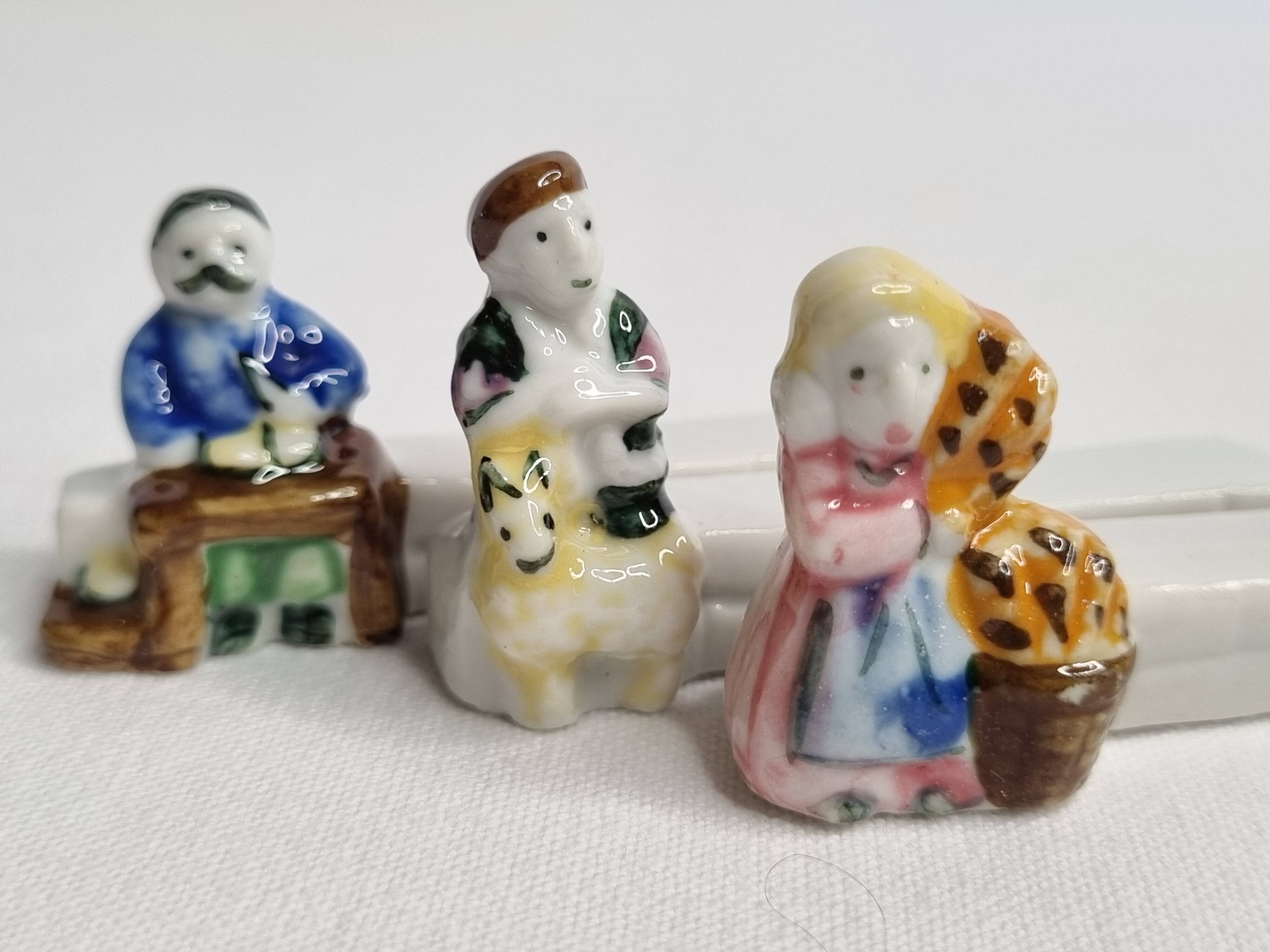 Six Le Merzer porcelain knife holders, 6 cm