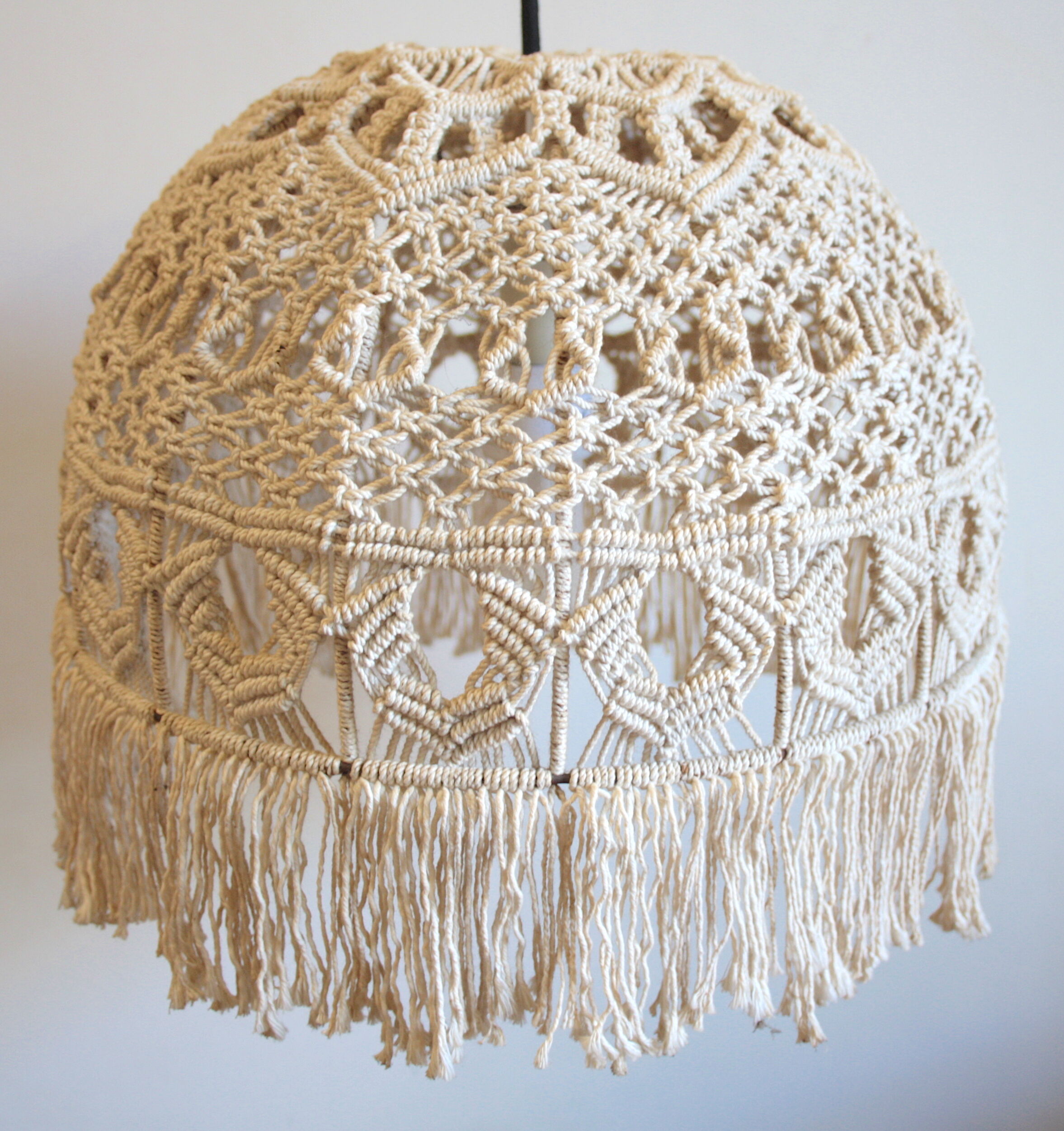 Vintage macrame suspension