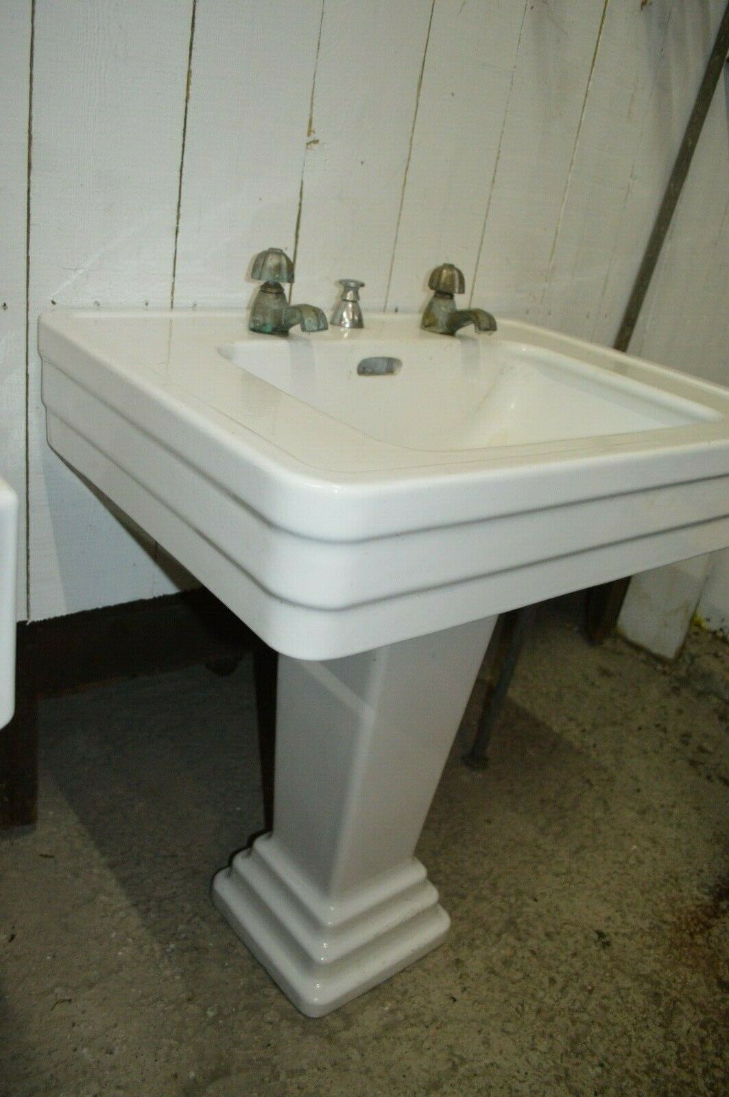 Earthenware sink