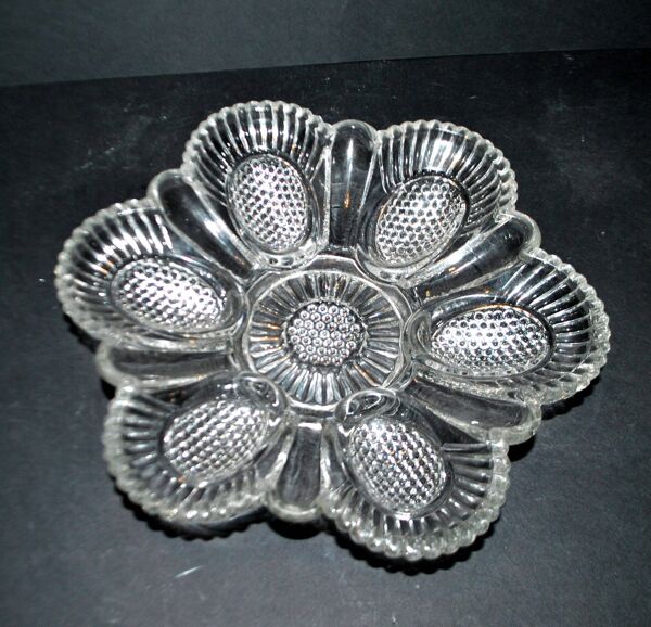 Portieux plat à œuf ancien en verre moulé – oeufrier présentoir brunch