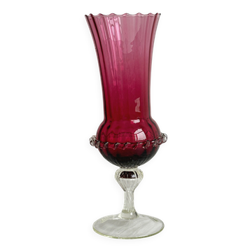 Vase en verre translucide sur pied