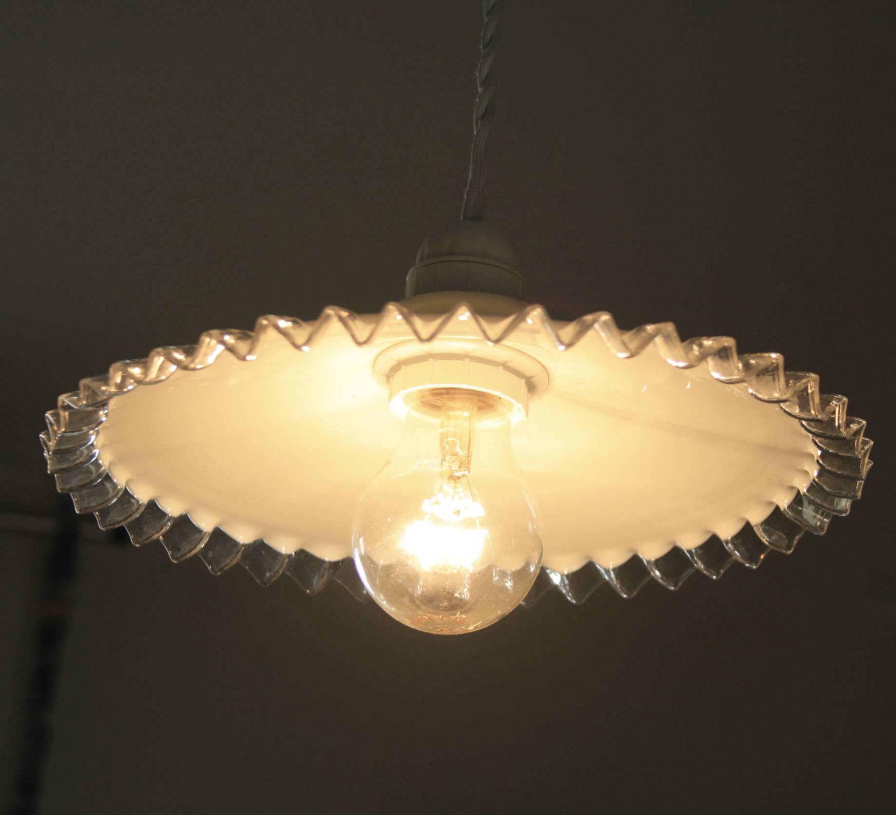 Suspension en opaline dentelée