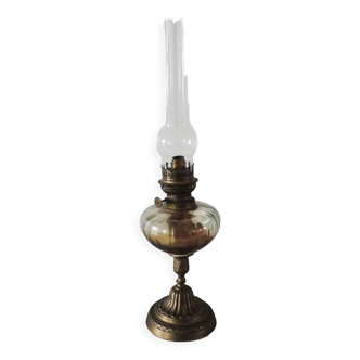 Ancienne lampe à pétrole pied en laiton & réservoir en verre ambre