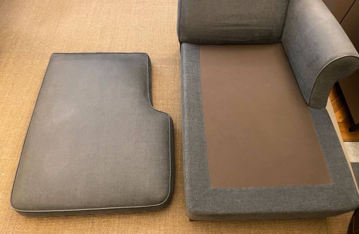 Chiffonnière original Cassina (  pieds et housse modifiés )