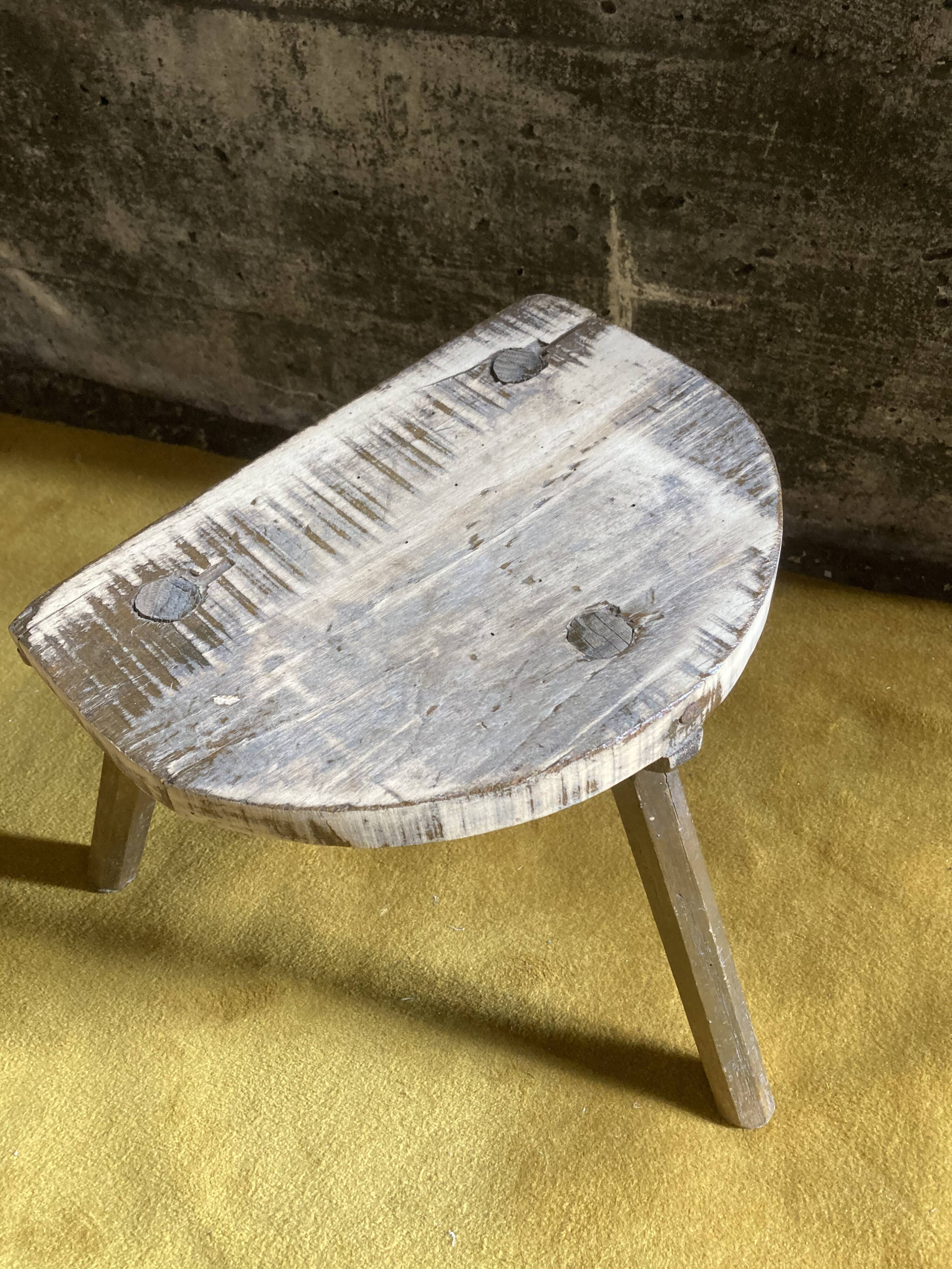 Tabouret tripode de traite patine vieilli