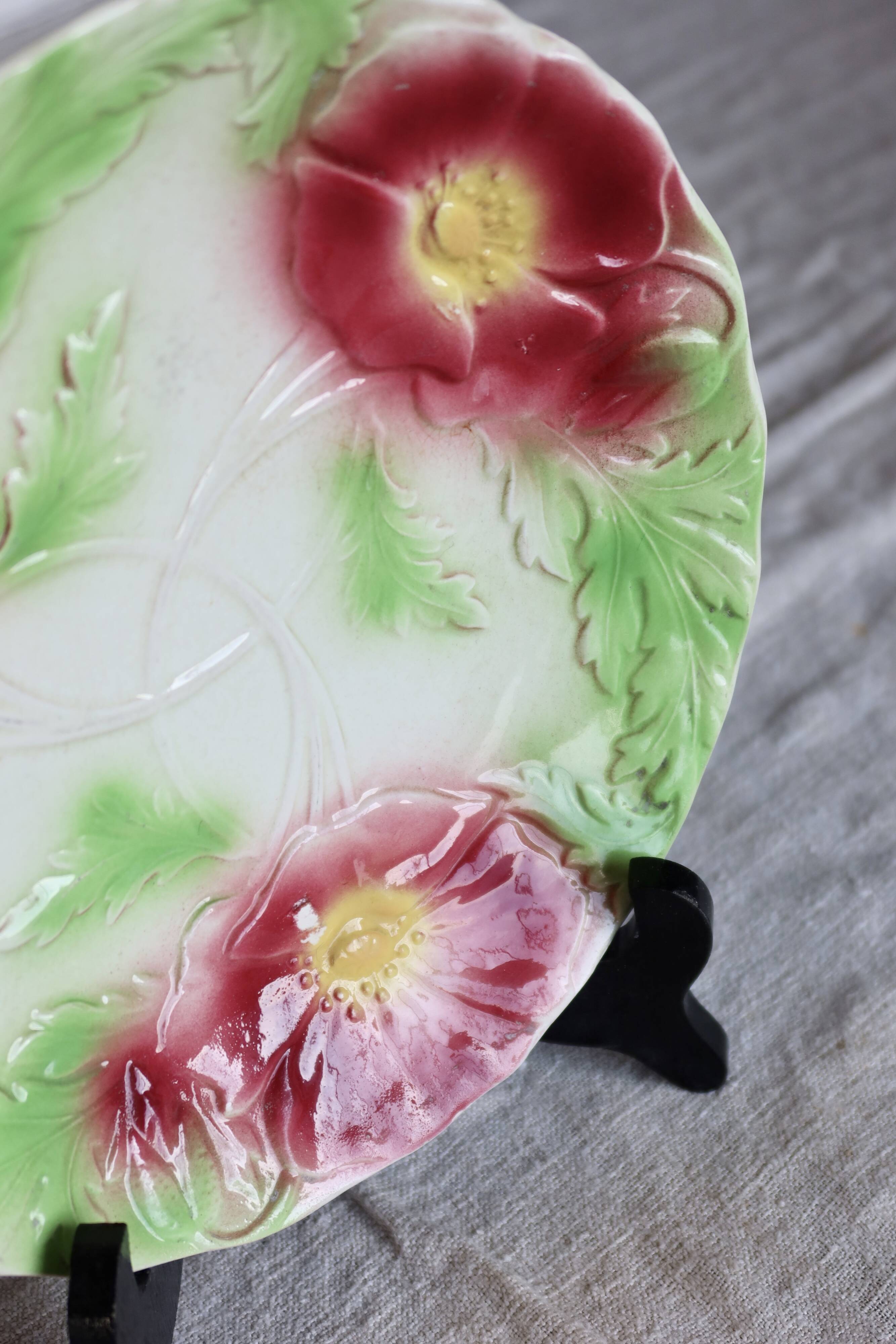 Assiette à dessert vintage en barbotine – Fleurs bordeaux