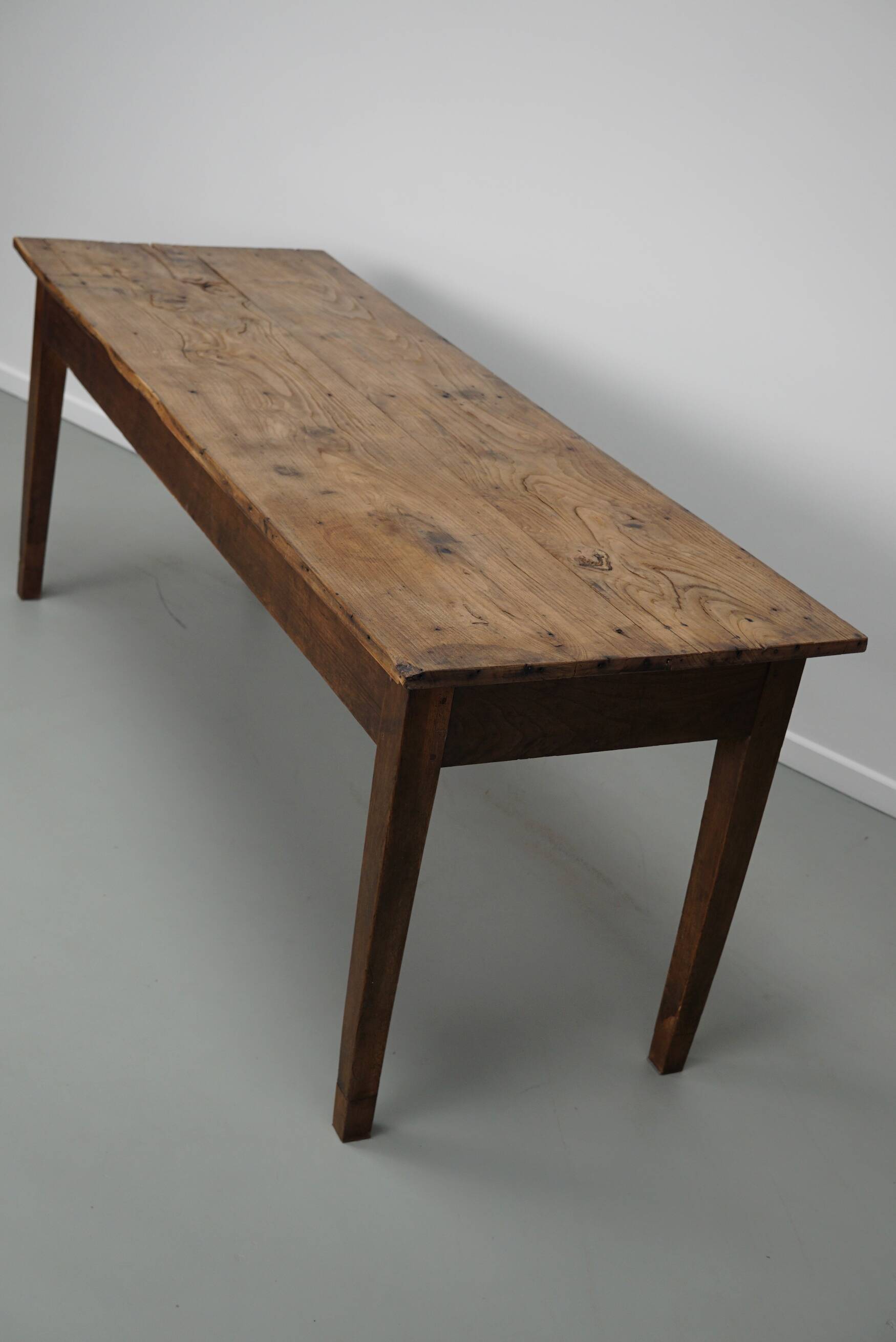 Table à manger rustique française en orme, XIXe siècle