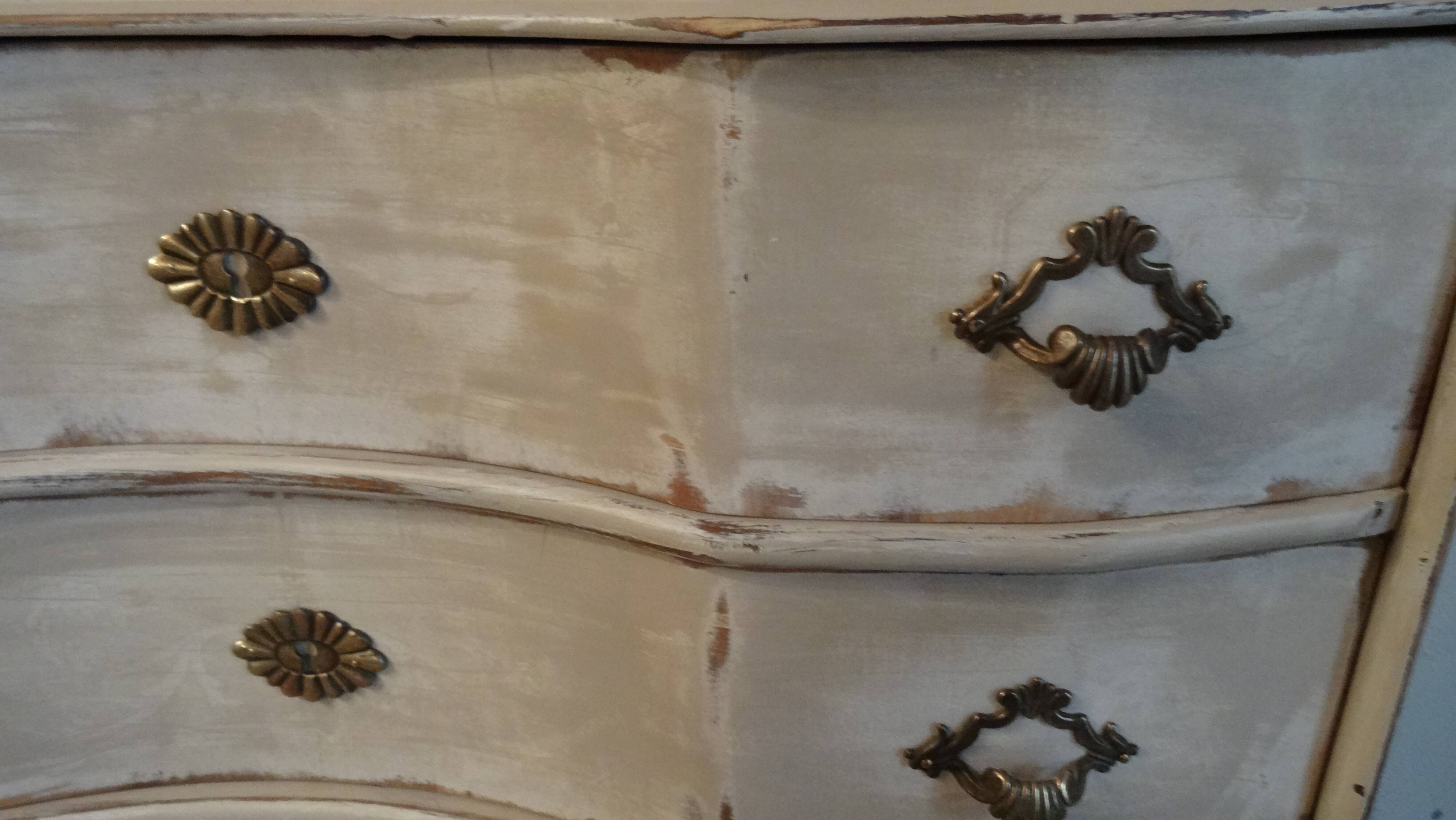 Chest of drawers patinated white crossbow