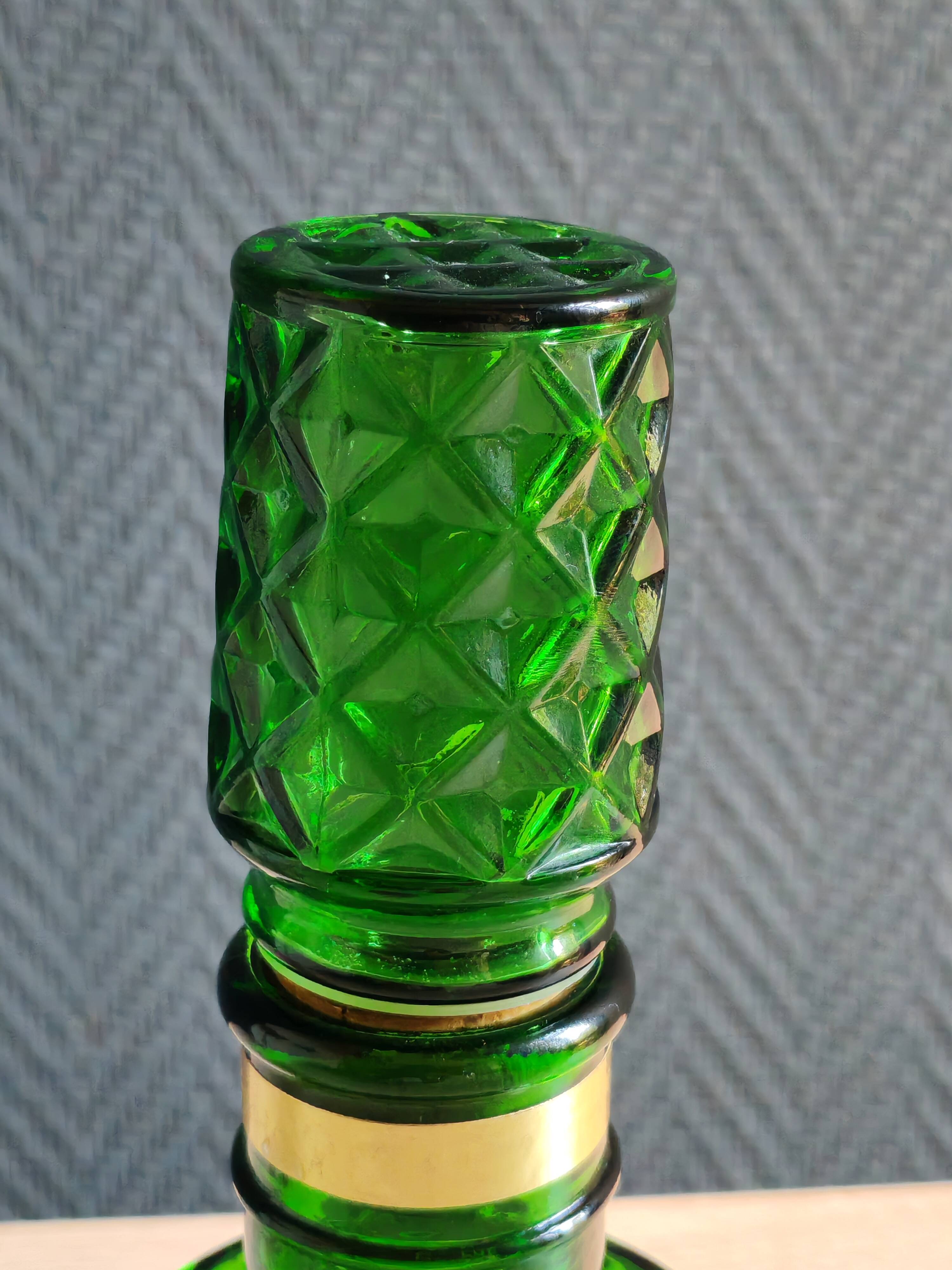 Carafe à whisky vintage en verre vert moulé pointe de diamant