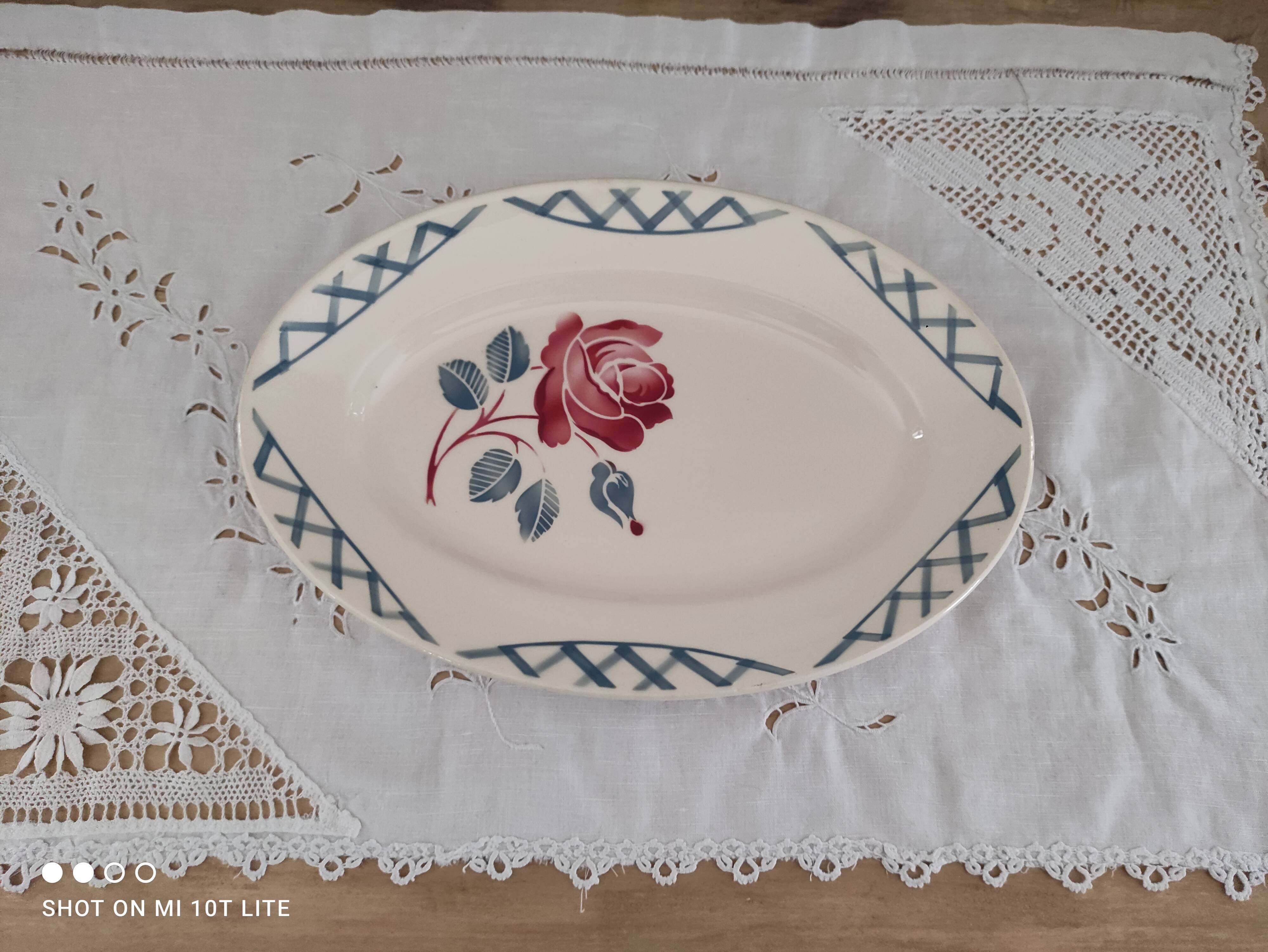 Oval dish in half-porcelain Badonviller red pink decoration and light gray blue braces
