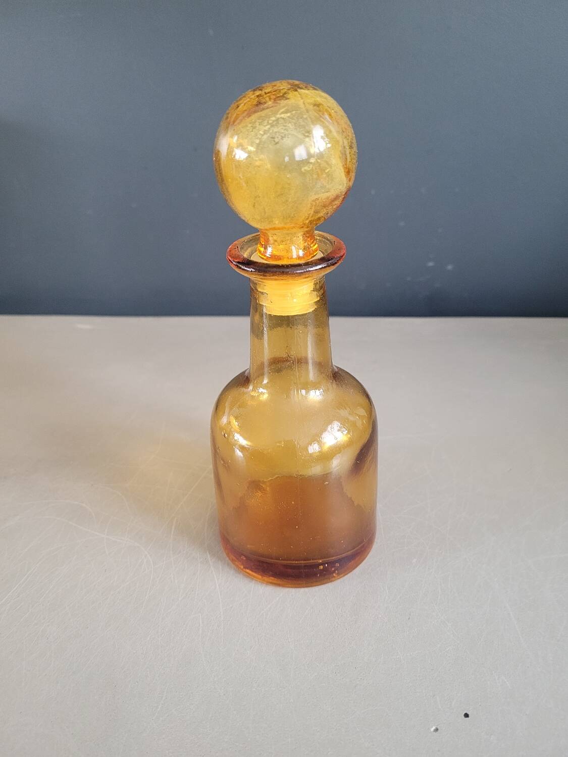 Amber molded glass carafe with stopper