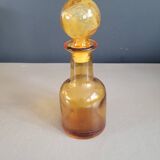 Amber molded glass carafe with stopper