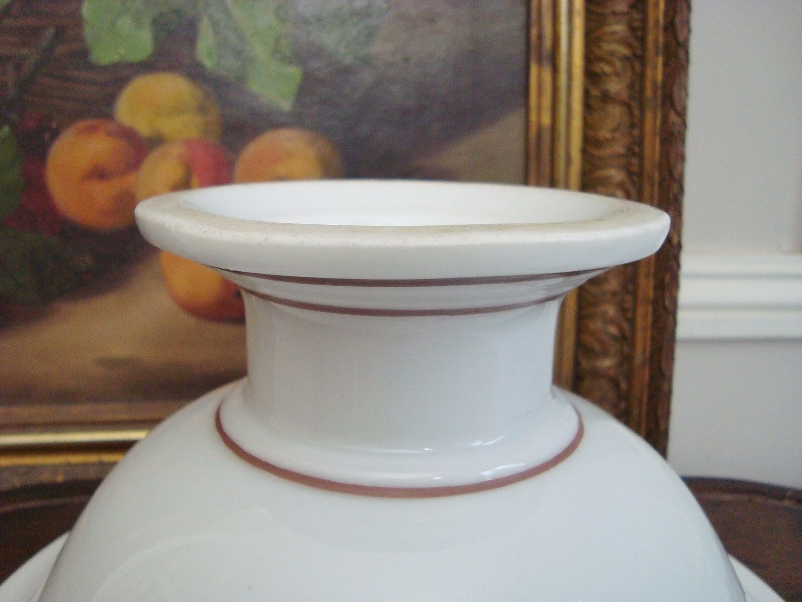 Porcelain standing fruit cup