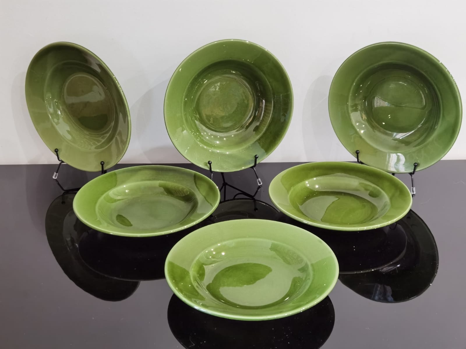 Hollow plates in glazed glazed ceramic green