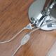 Lampada da tavolo "Glas" in vetro opalino e acciaio cromato