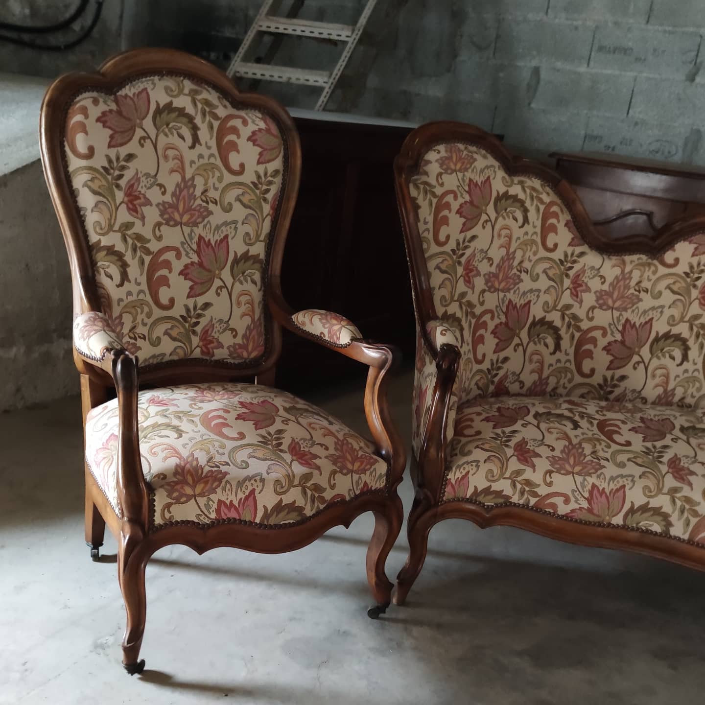 Salon 3 pièces en noyer composé  2 fauteuils et 1 canapé