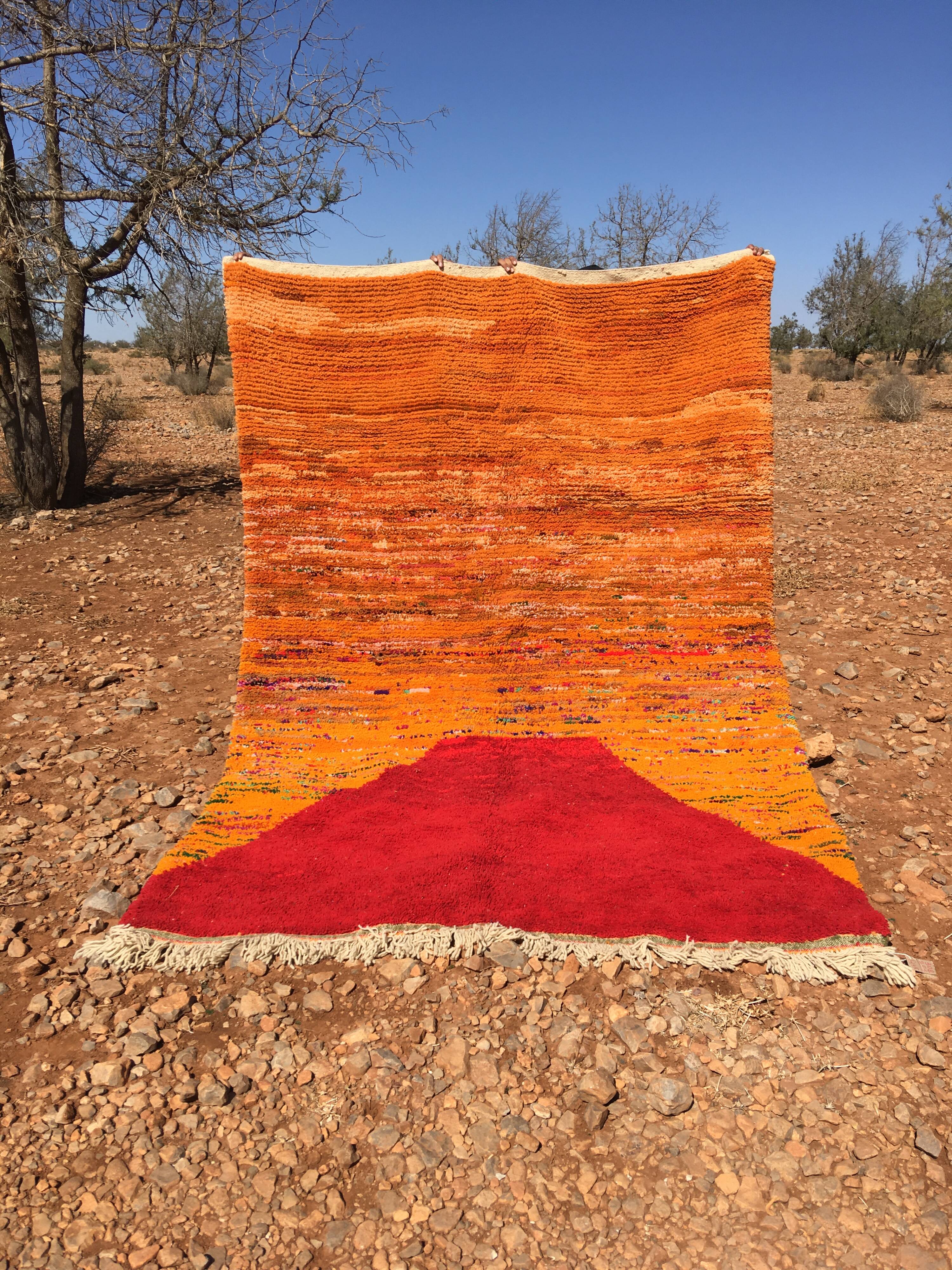 En provenance de Boujaad, ces tapis sont comparés à un tableau et sont admi