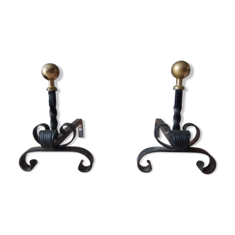Chenets de cheminée anciens en fer forgé et laiton