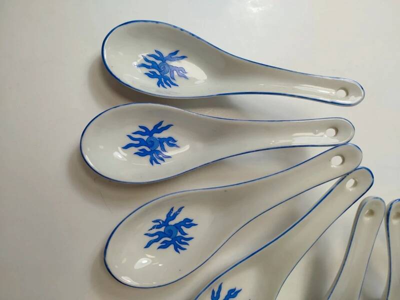 Lot de 8 cuillères asiatiques en porcelaine blanche et bleue – style Chantong chinois traditionnel