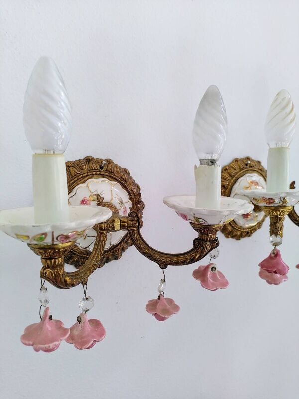 Paire d'appliques en laiton et porcelaine