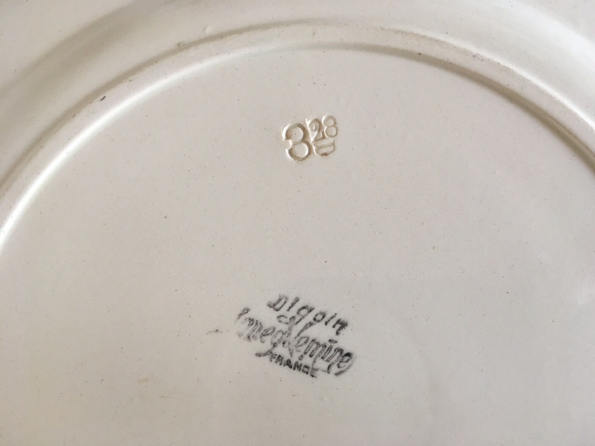 Pair of ivory dishes of Sarreguemines with 30 and 34cm