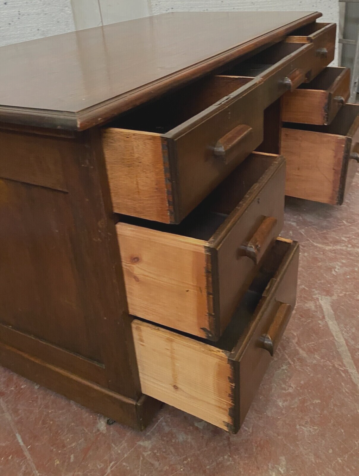 Bureau plat a caisson en acajou en bois d'acajou XX siècle