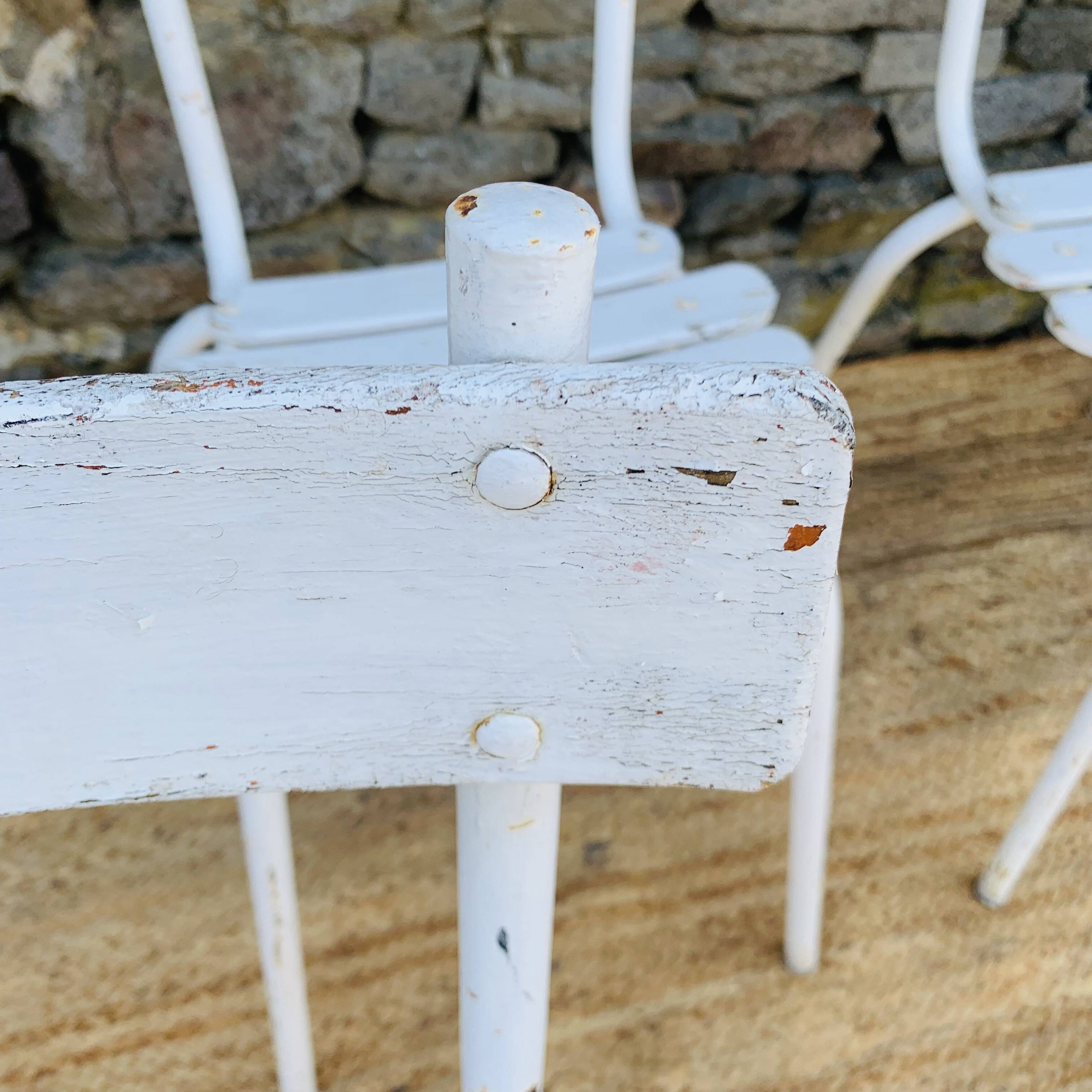 Set of 5 white wooden chairs