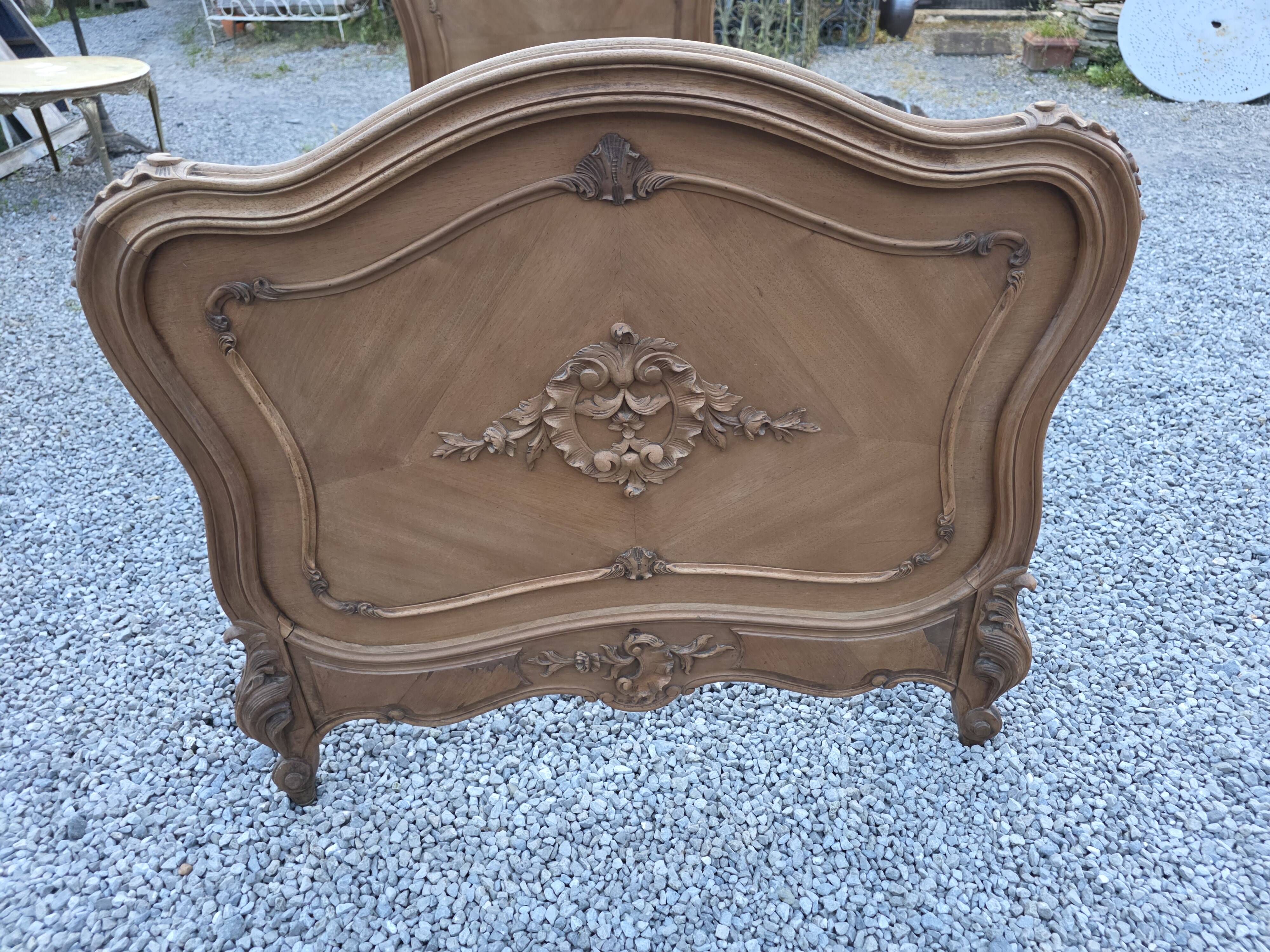 Lit style Louis XV en noyer (1 personne)