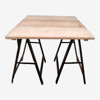 Table on trestles