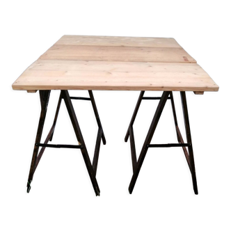 Table on trestles