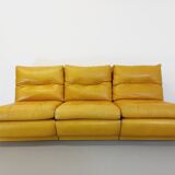 Suite de 3 chauffeuses Roche Bobois vintage en cuir jaune moutarde années 70