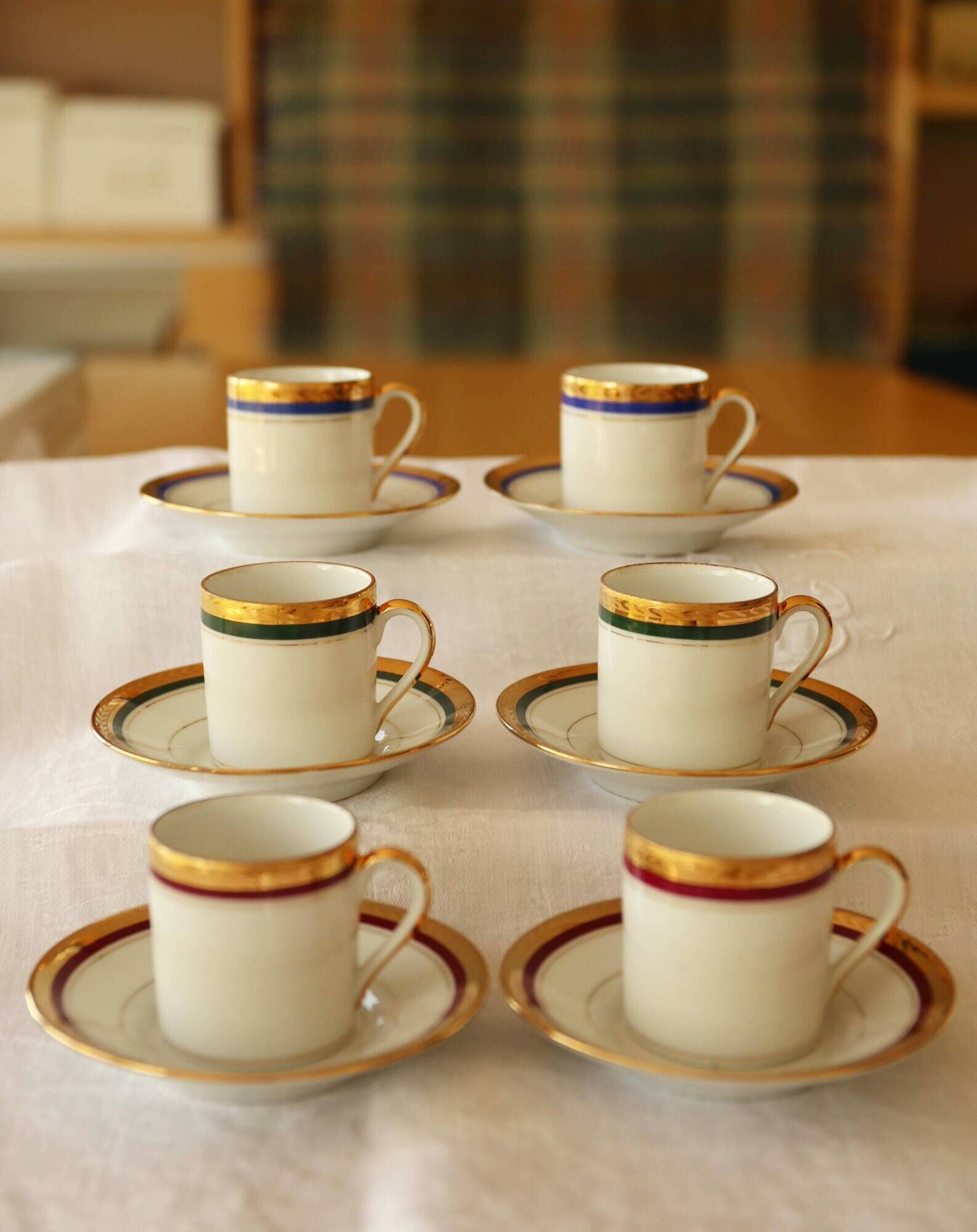6 coffee cups + saucers in Gien porcelain – Empire style, gold trim