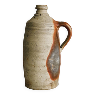 Ancienne bouteille en grès rustique avec anse