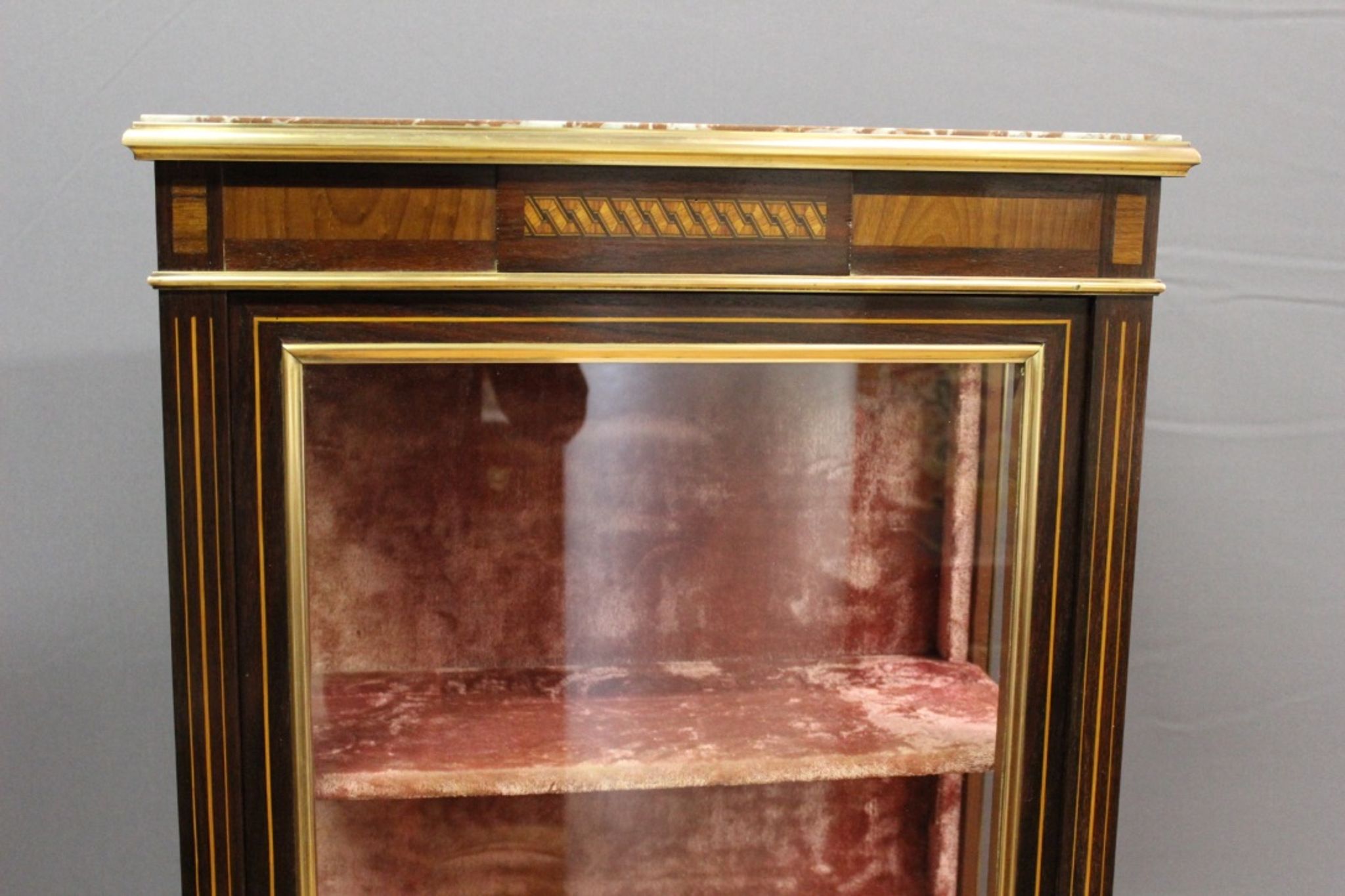 Vitrine de style Louis XVI en marquetrie