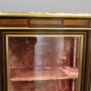 Vitrine de style Louis XVI en marquetrie