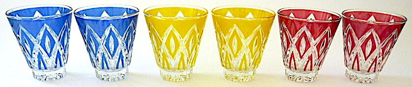 Suite de six verres de couleur à liqueur