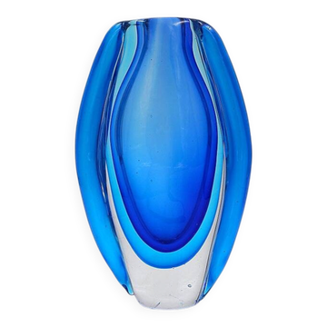 Oval glass vase in shades of blue, in the Sommerso style.