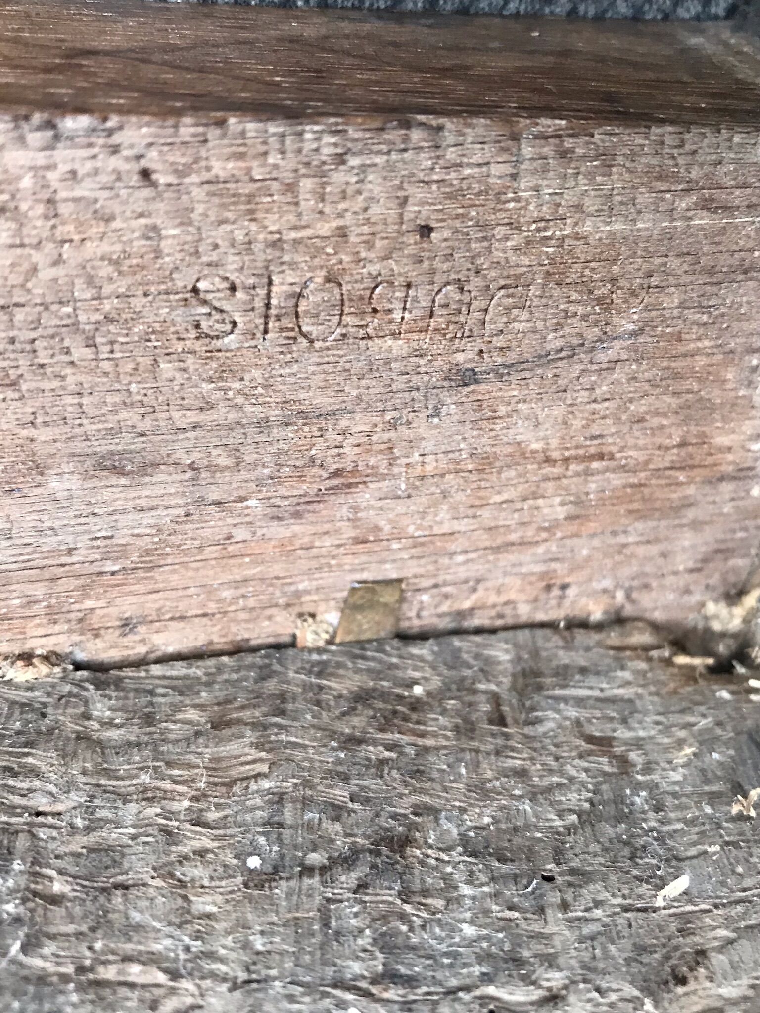 Coffre en bois sculpté et estampille a. dubois