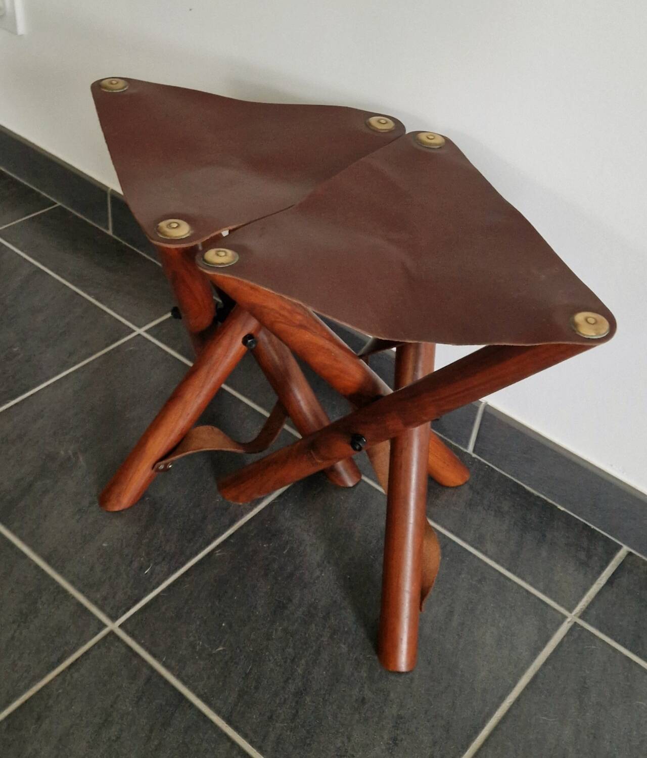 Ensemble de tabourets tripode teck et cuir