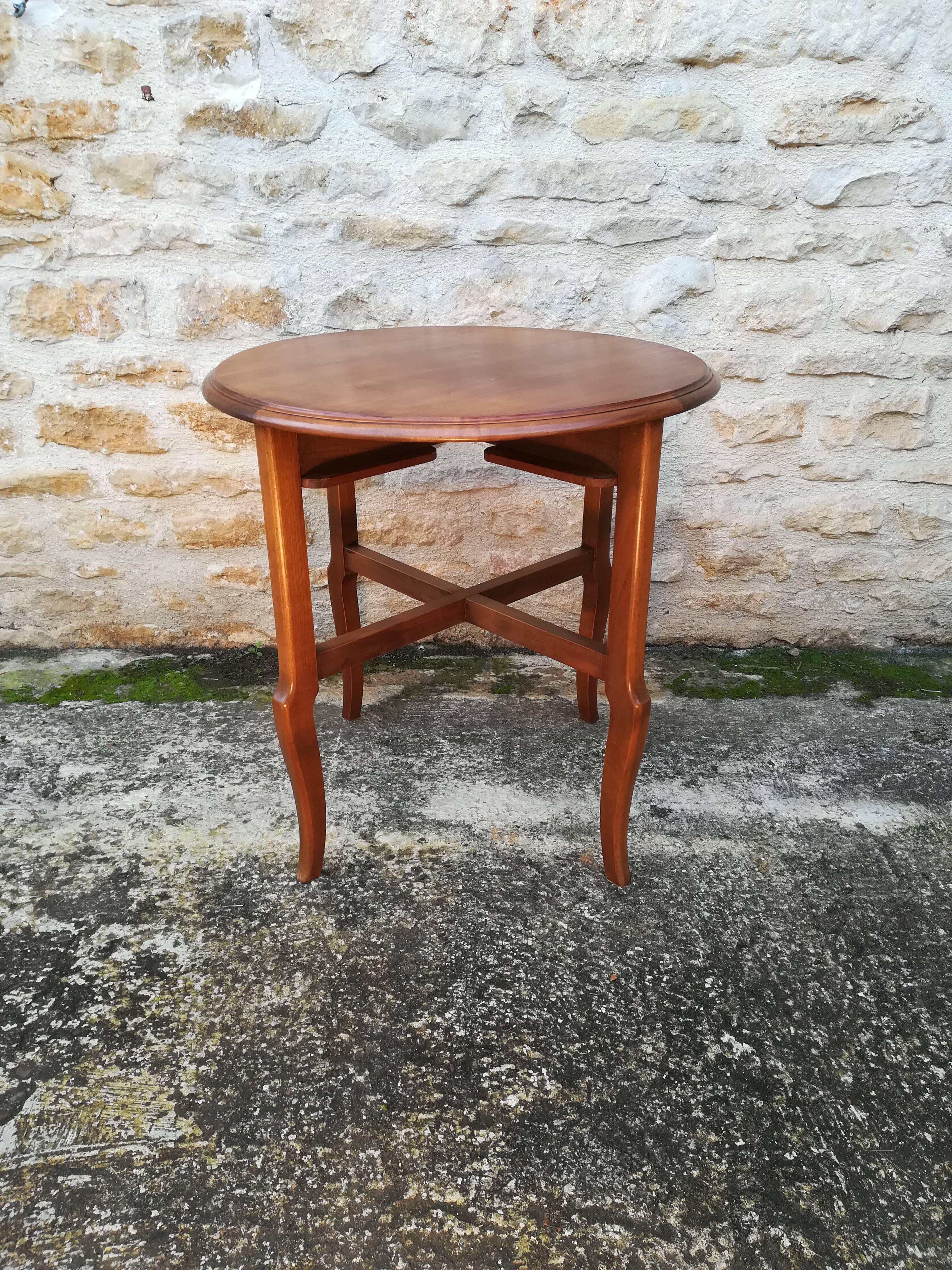 Round pull out tables