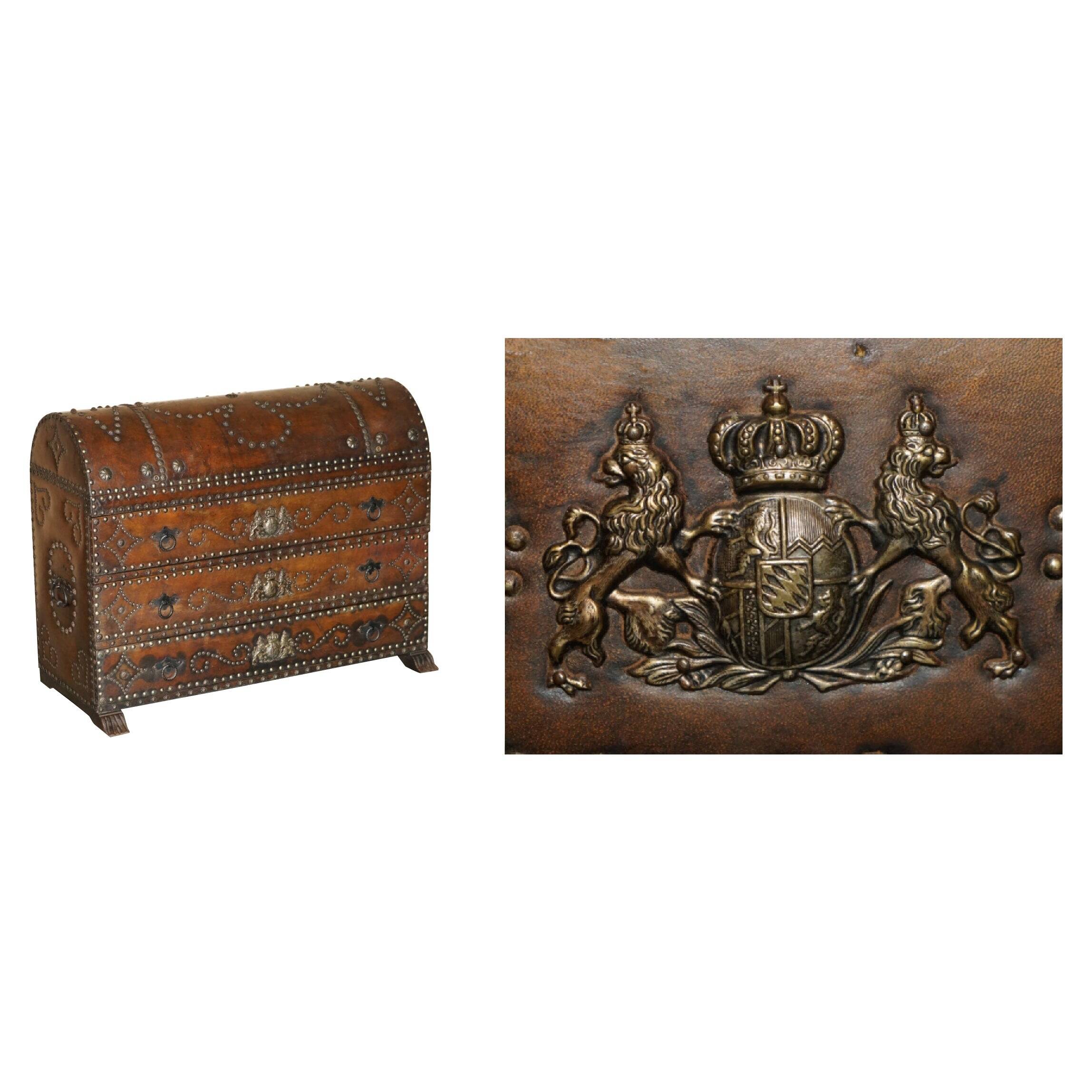 Commode Antique Espagnole en Chêne avec Dessus Bombé en Cuir et Armoiries Royales