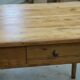 Ancienne table de cantine en pin
